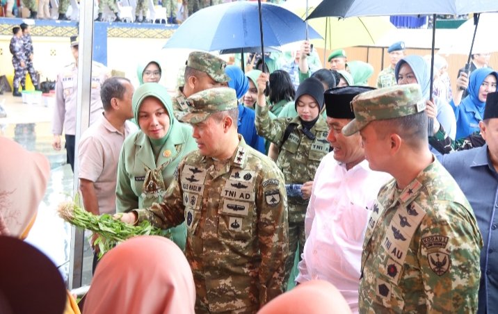 Pangdam XIX/Tuanku Tambusai Tinjau Bazar Murah dan Bakti Kesehatan HUT ke-81 TNI di Dumai