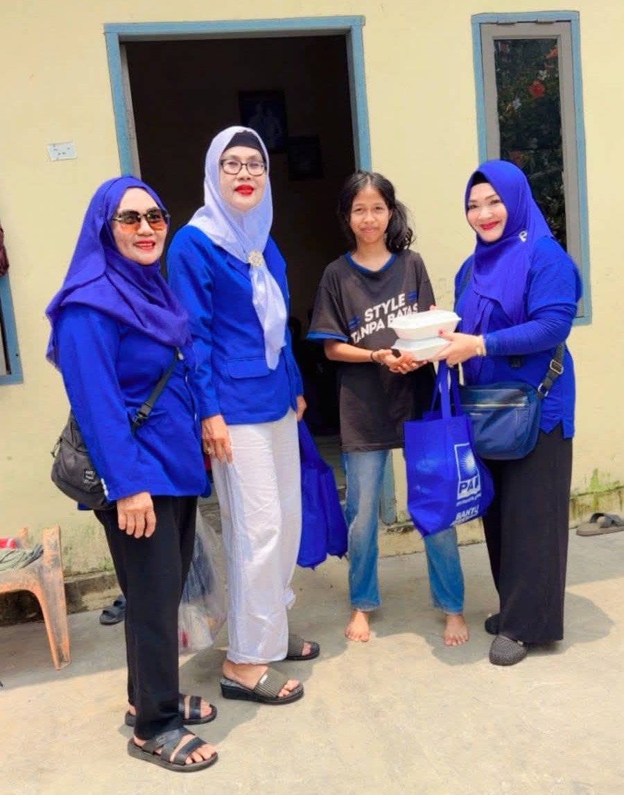 Sunaryo Pimpin Aksi Kemanusiaan, Ketua PUAN PAN Dumai Bagikan Nasi Bungkus kepada Warga