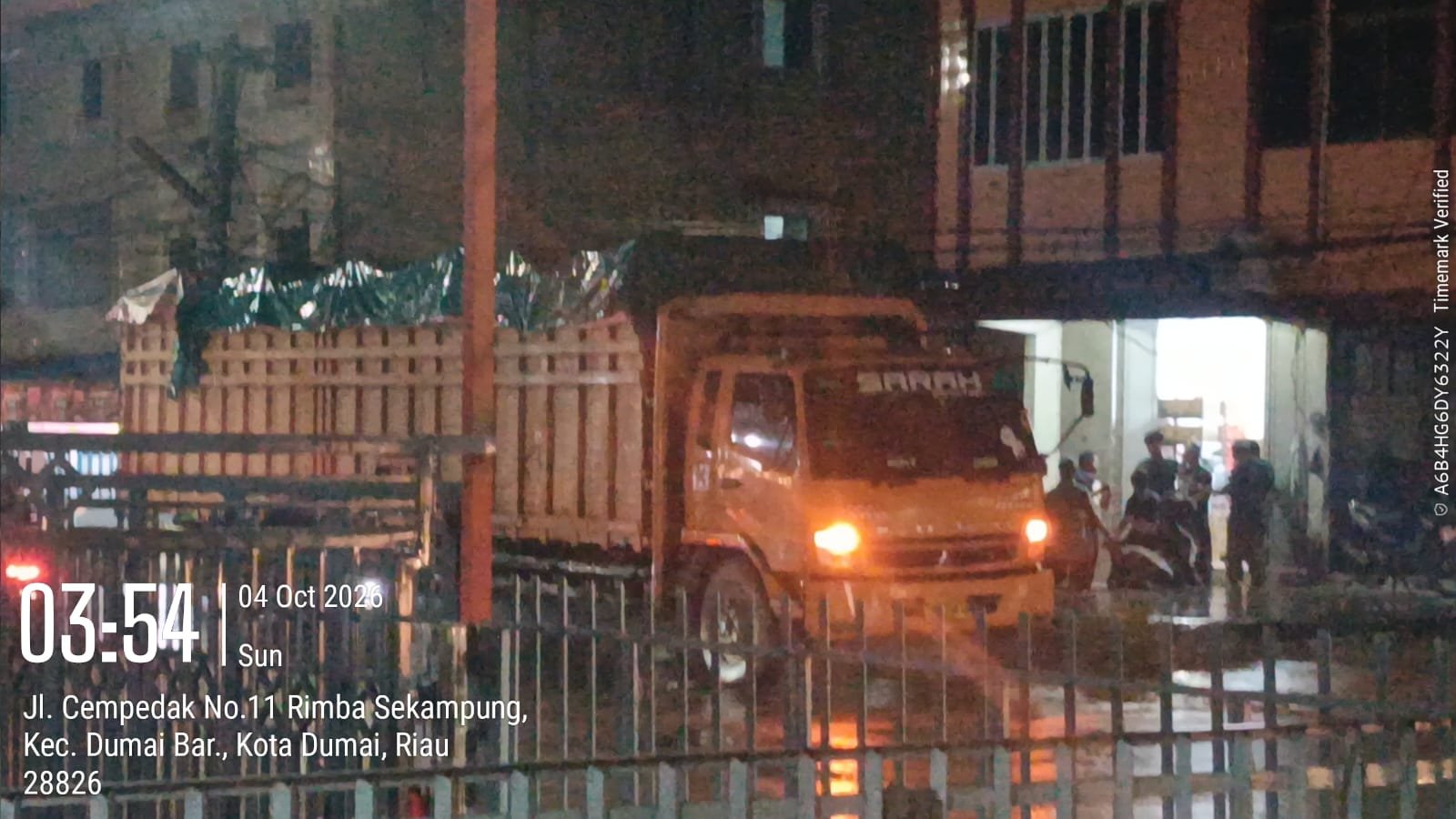 Truk Roda 10 Diduga Angkut MinyaKita Masuk Kota Dumai Dini Hari, Izin Dipertanyakan