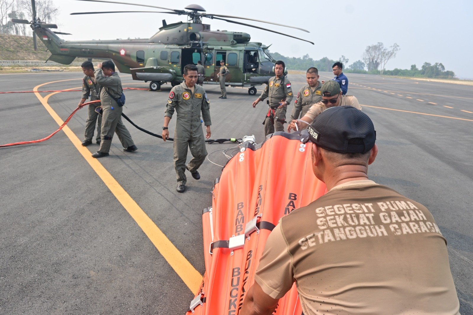 Personel TNI AU pastikan  Heli Caracal H225M dengan kondisi Prima Hadapi Karhutla Riau