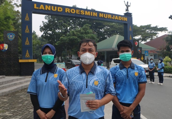 Cegah Dampak Kabut Asap, Lanud Roesmin Nurjadin Bagikan Masker kepada Warga