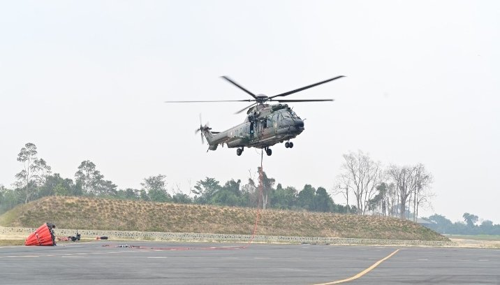 Helikopter Caracal TNI AU Kembali Gencarkan Water Bombing, Tekan Karhutla di Riau