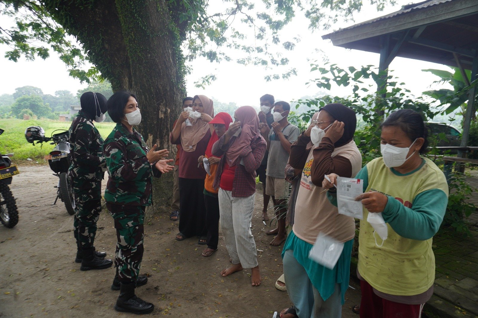 Hadapi Kabut Asap, Kalambangja Lanud Roesmin Nurjadin Ajak Personel dan Masyarakat Jaga Kesehatan