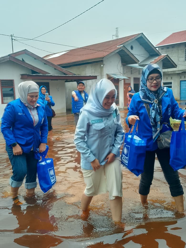 Banjir Rendam Rumah Warga, PAN Dumai Turun Langsung Salurkan Nasi Bungkus
