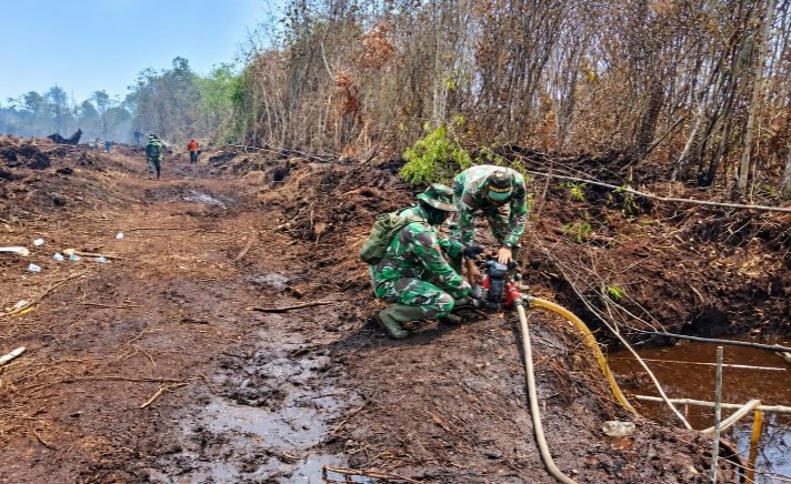 Akses Sulit dan Cuaca Panas Tak Surutkan Tim Gabungan Tangani Karhutla di Pulau Jum'at
