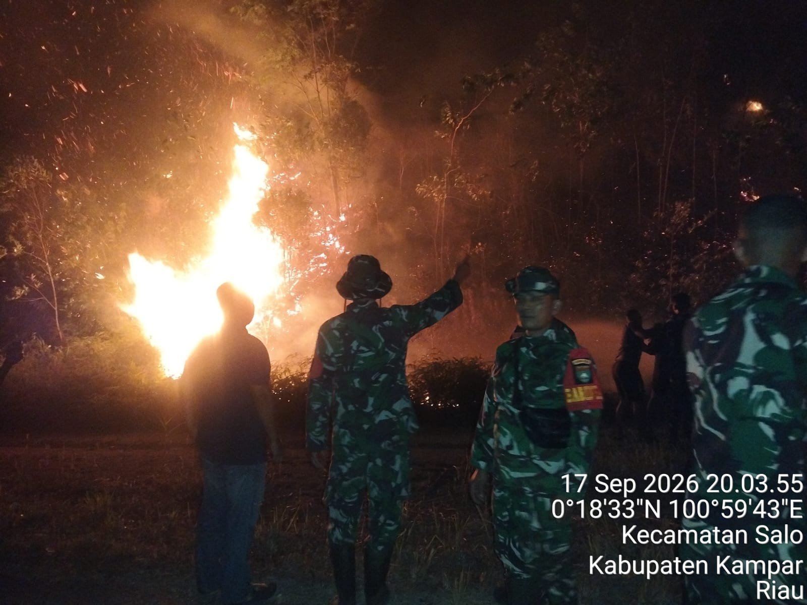 Aksi Cepat Kodim 0313/Kampar Bersama Yonif 132/BS dan Yonif TP 898 Hentikan Laju Api di Kampar